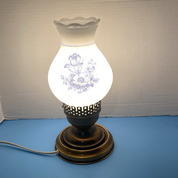Vintage 11” Floral desk lamp - Picture 5 of 6